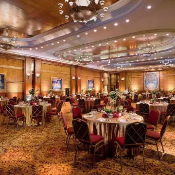 The Sultan Hotel & Residence Jakarta Отели рядом с достопримечательностью «Плаза Сенаян»