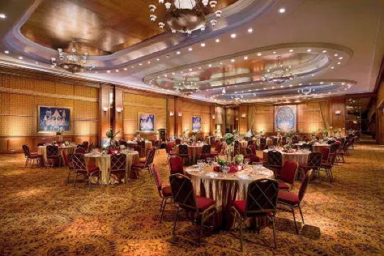 The Sultan Hotel & Residence Jakarta Отели рядом с достопримечательностью «Бунг Карно»