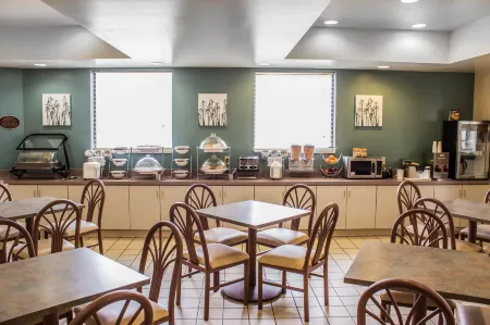 Clarion Pointe Wake Forest – Raleigh North Отели рядом с достопримечательностью «Page 158 Books»