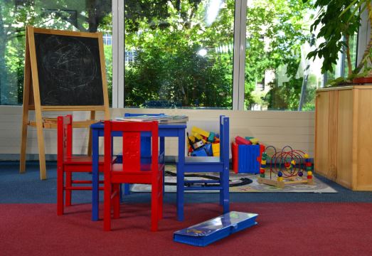 Hotel Berlin Lichtenberg의 현대적인 로비 공간