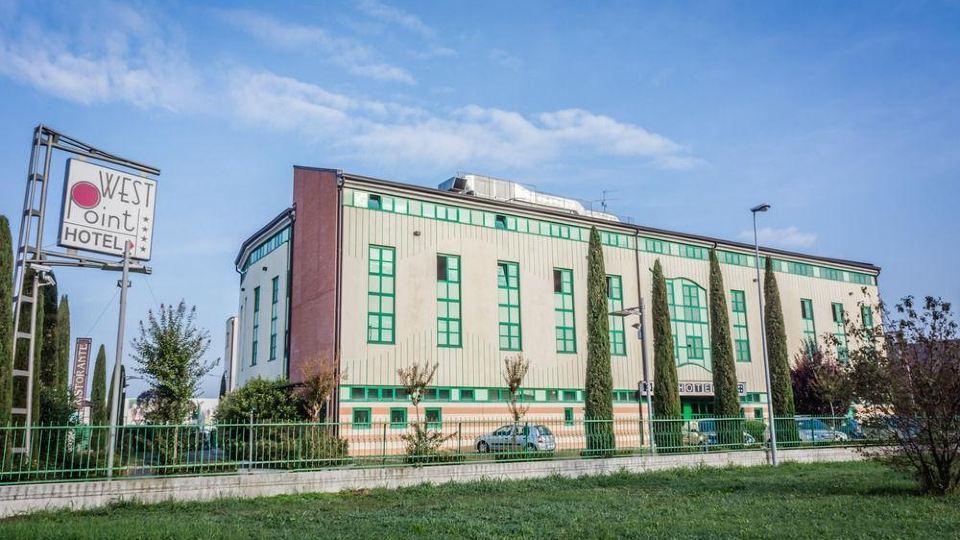 West Point Airport Hotel
