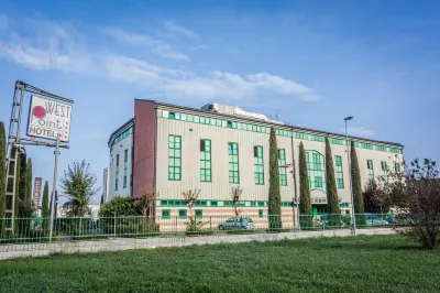 West Point Airport Hotel Отели в г. 