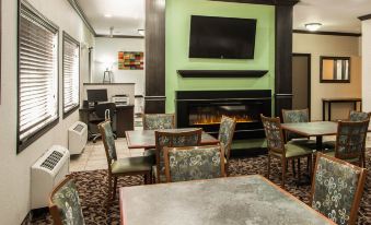 Quality Inn Near I-72 and Hwy 51