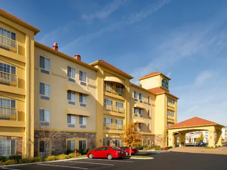 La Quinta Inn & Suites by Wyndham Smyrna TN - Nashville Отели в г. Смирна