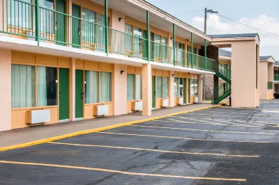 Quality Inn Hinesville - Fort Stewart Area, Kitchenette Rooms - Pool - Guest Laundry Hotel berhampiran T.J. Maxx