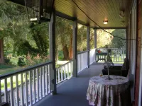 Sasquatch Crossing Eco Lodge B&B Hotels in Fraser Valley C