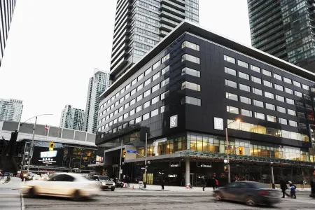 Le Germain Hotel Maple Leaf Square Отели рядом с достопримечательностью «CMU College of Makeup Art & Design»