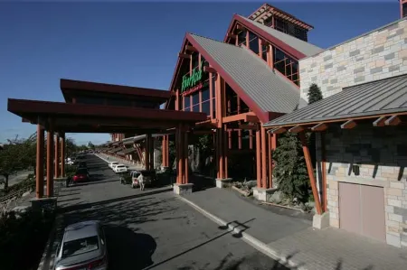 River Rock Casino Hotel Отели рядом с достопримечательностью «Дэвид Томпсон Секондари Скул»