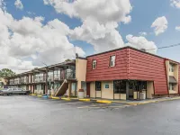 Econo Lodge North Hotels near Fun Station