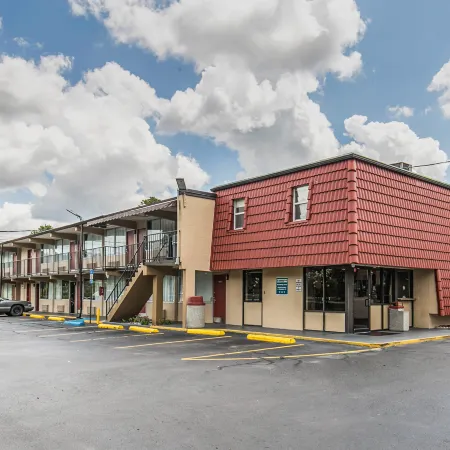 Econo Lodge North