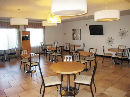 La Quinta Inn & Suites by Wyndham Tucumcari Отели в г. Квэй