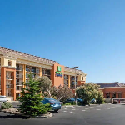 Holiday Inn Express AT蒙特雷灣 拉金故居附近的飯店
