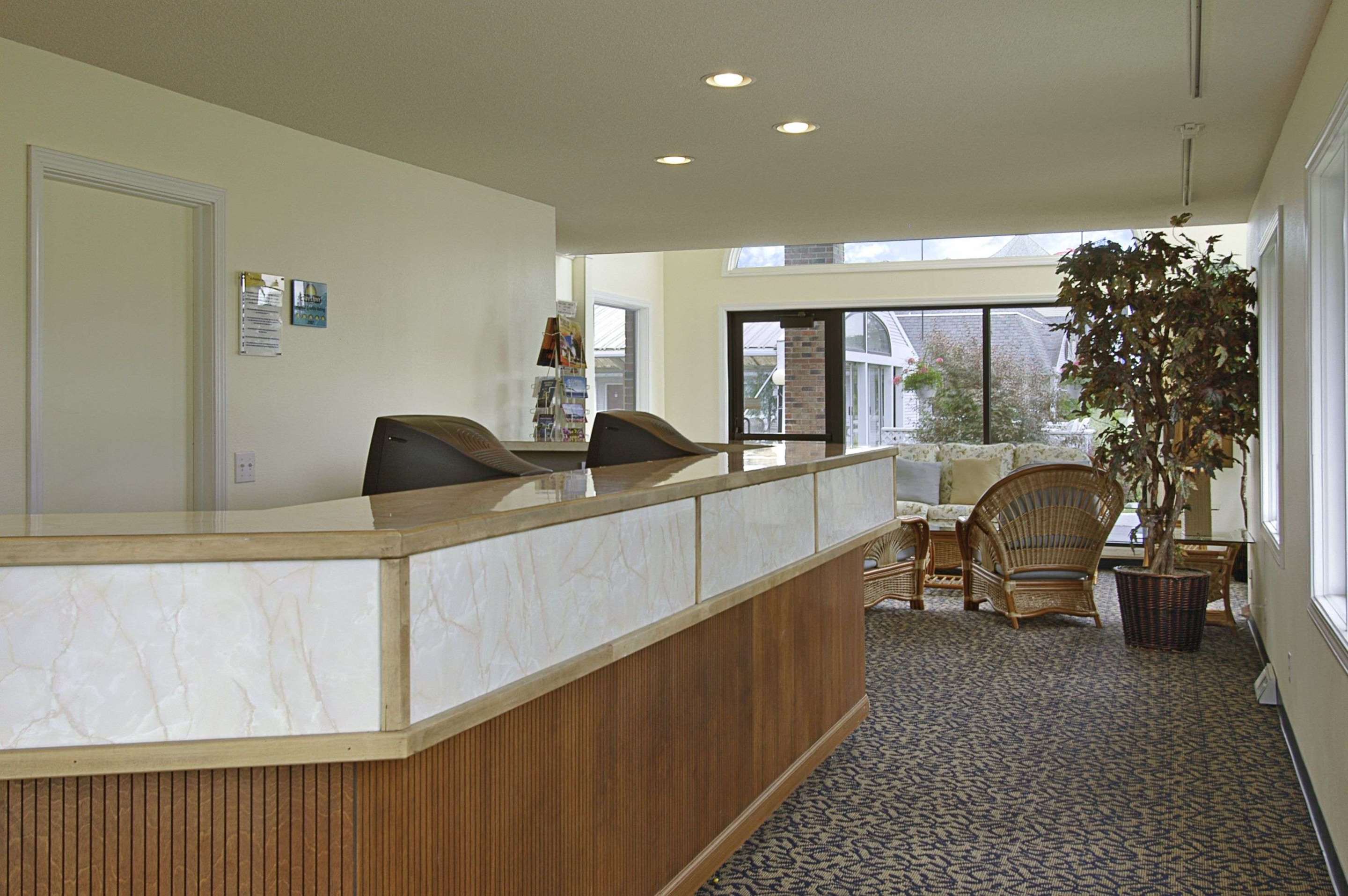 Days Inn by Wyndham Mackinaw City - Lakeview