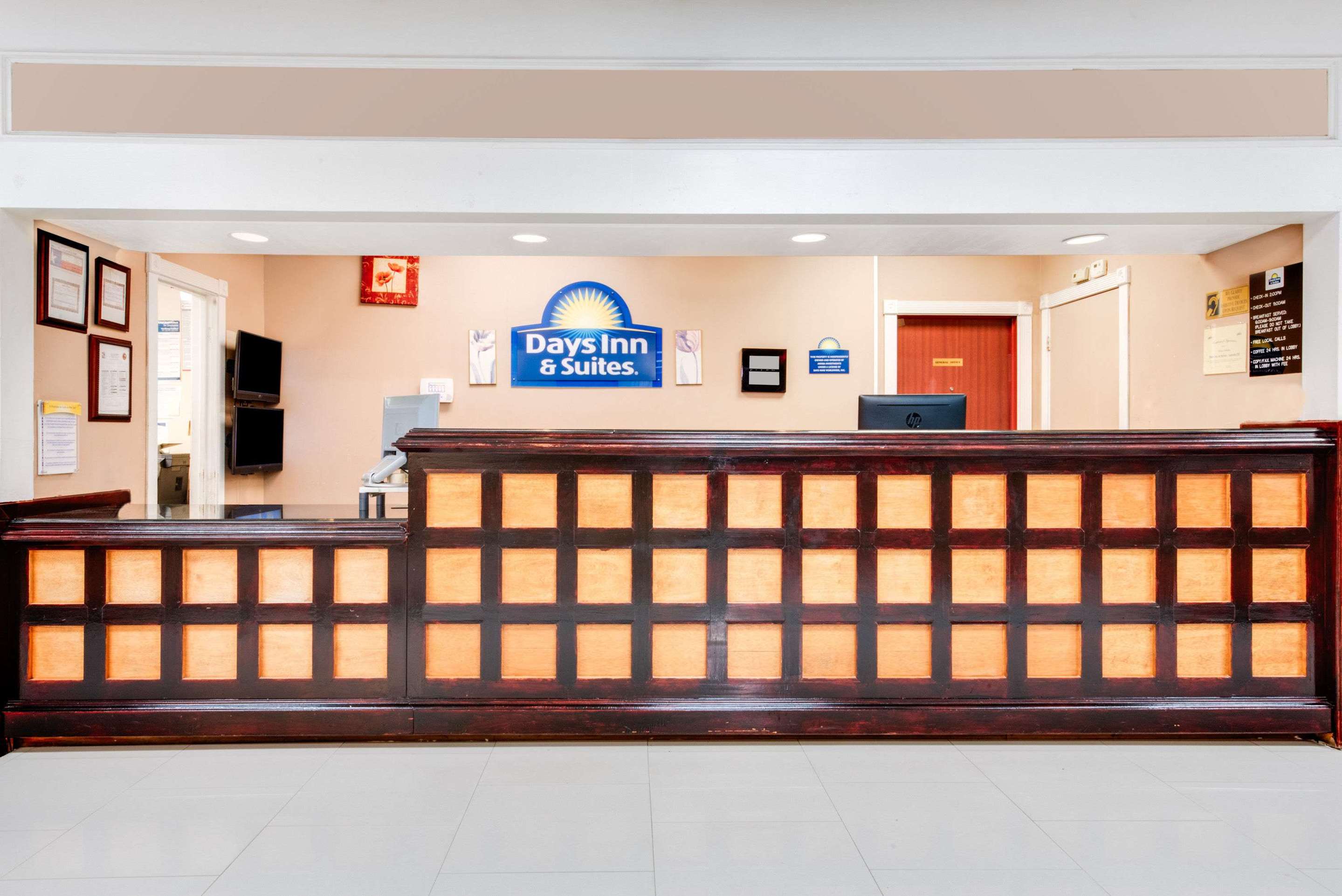 Days Inn & Suites by Wyndham Laredo