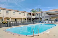 Days Inn & Suites by Wyndham Niagara Falls/Buffalo - Swimmingpools