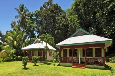 Chalet Bamboo Vert Hotels near Coco Island