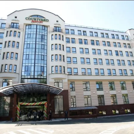 Cort Inn St-Petersburg Hotel & Conference center (ex. Courtyard by Marriott St-Petersburg Center HotelКорт Инн Санкт-Петербург) Отели рядом с достопримечательностью «Государственный Музей Эрмитаж»