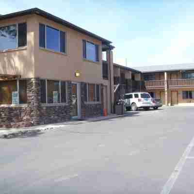 Red Feather Lodge Hotel Exterior