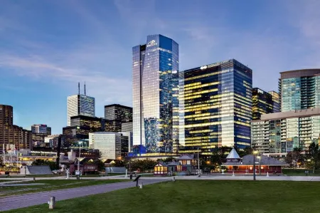 Delta Hotels by Marriott Toronto Отели рядом с достопримечательностью «Университет Виктория»