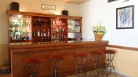 Holiday Suites Hotel & Beach Resort - bar
