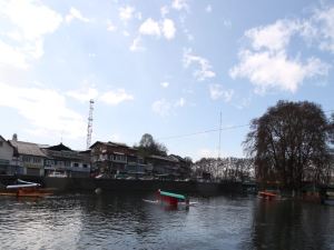 Lake Resort Boutique at Dal Lake