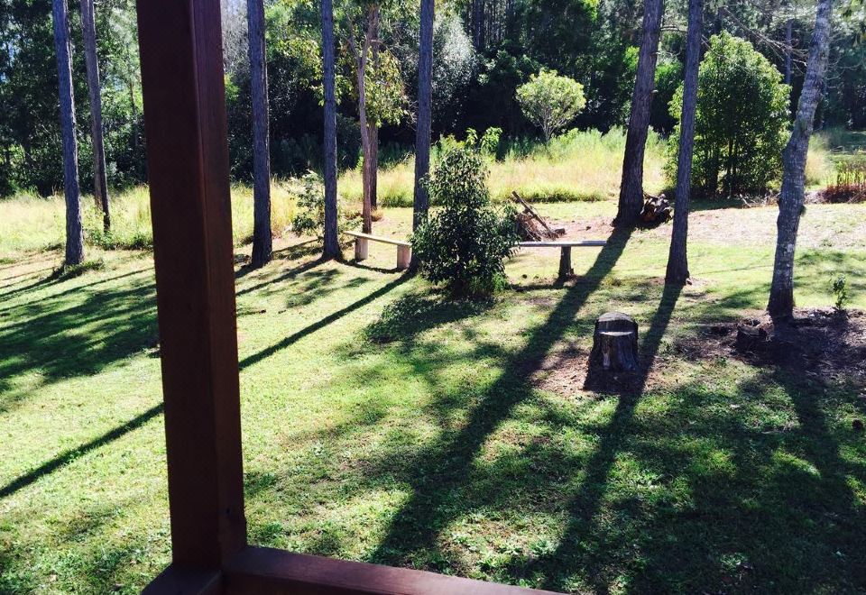 Woodford Lakeside Villa - Housity