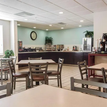 Candlewood Suites CHARLOTTE - ARROWOOD by IHG Отели рядом с достопримечательностью «Торговый центр SouthPark»