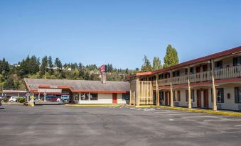 Econo Lodge Inn & Suites