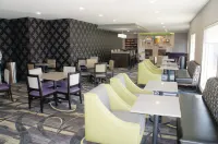 La Quinta Inn & Suites by Wyndham Elkhart Hotels in Elkhart