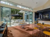 Mantra Legends Surfers Paradise Hotels near SkyPoint Climb