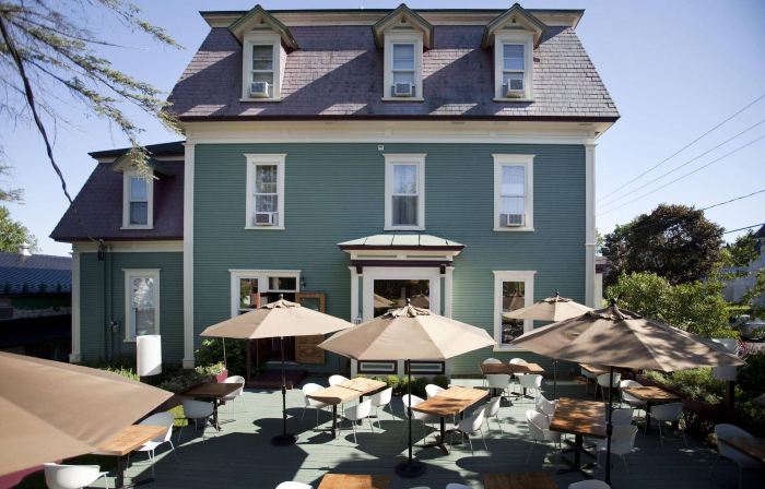 Le Pleasant Hôtel & Café