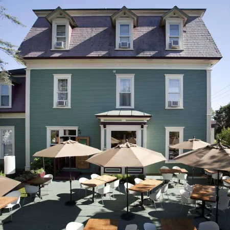 Le Pleasant Hôtel & Café Hotele w: Sutton