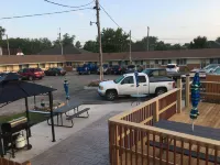 Sunparlor Motel - parking