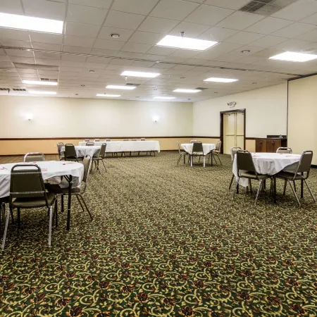 Econo Lodge Inn & Suites Conference Center Dublin