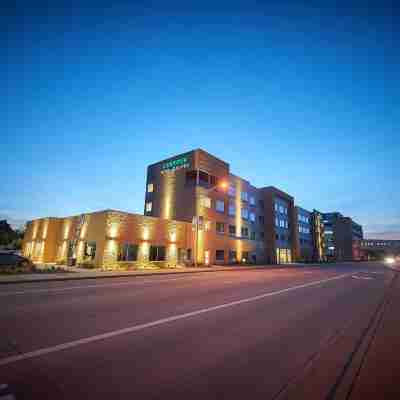 Gundersen Hotel & Suites Hotel Exterior