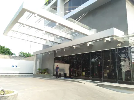 PrimeBiz Hotel Surabaya Отели рядом с достопримечательностью «Java Aquatic»