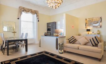 Marks at the Manor Luxury Riverside Apartments - Sleeps up to 4, with Parking and Sky TV