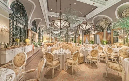 The Manila Hotel Отели рядом с достопримечательностью «Парк Хосе Рисаля»