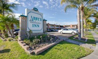 Abby's Anaheimer Inn - Across Disneyland Park