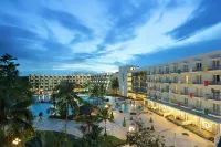 Harris Resort Waterfront Batam - مسبح
