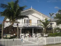 Seaview Lodge and Restaurant فنادق في 