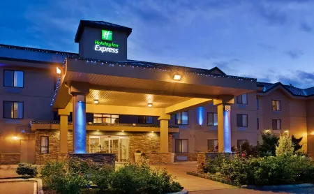 Holiday Inn Express & Suites Vernon Отели рядом с достопримечательностью «Alexis Park»
