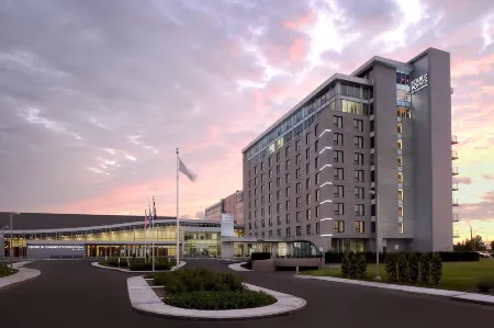 Four Points by Sheraton Lévis Convention Centre Отели рядом с достопримечательностью «Парк Солей»