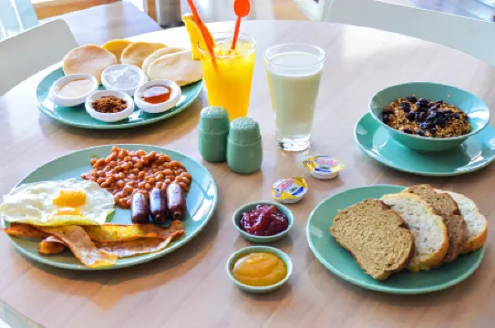 Harris Hotel Seminyak Отели рядом с достопримечательностью «TSL The Shampoo Lounge»