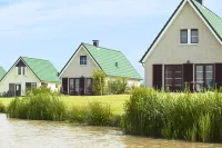 Center Parcs Sandur Emmen Hotels near Wildlands