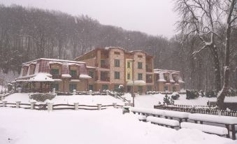 3. Hotel Lo..