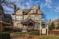 Manderley Bed and Breakfast Hotels in West Milwaukee