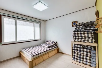 Yangsan (Baenaegol) Paraeso Ppalganjibung Pension Отели рядом с достопримечательностью «Pyeongsan Bookstore»