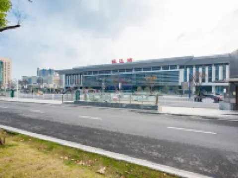 Yayue Hotel (Zhenjiang Railway Station North Square Xijin Ferry Store) โรงแรมในเจิ้นเจียง