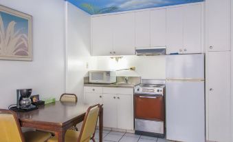 Holiday Surf Hotel (with Full Kitchen)